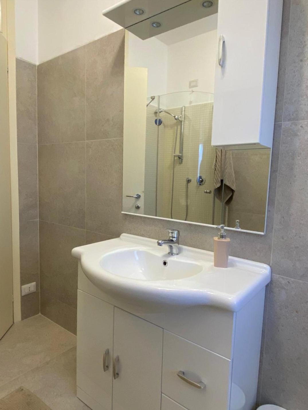 The Little Duck - Modern Apartment With Balcony Como Bagian luar foto